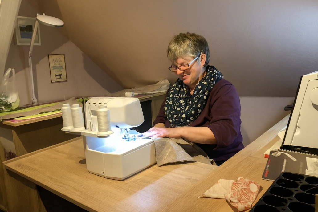 Sabine beim Nähen